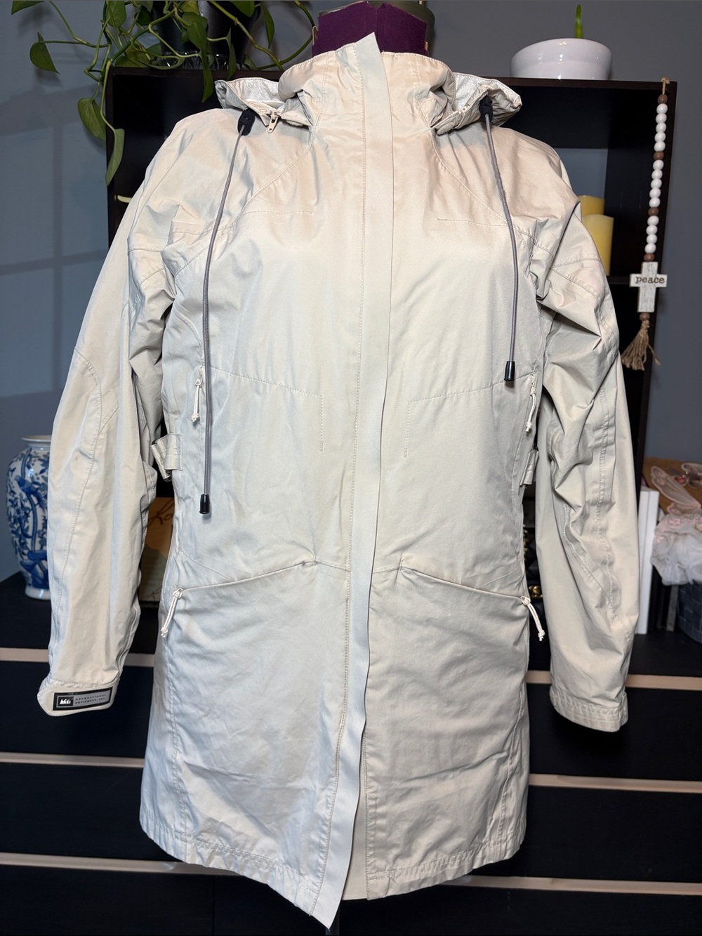 REI Women's Hooded lightweight Rain Jacket in Light Beige
